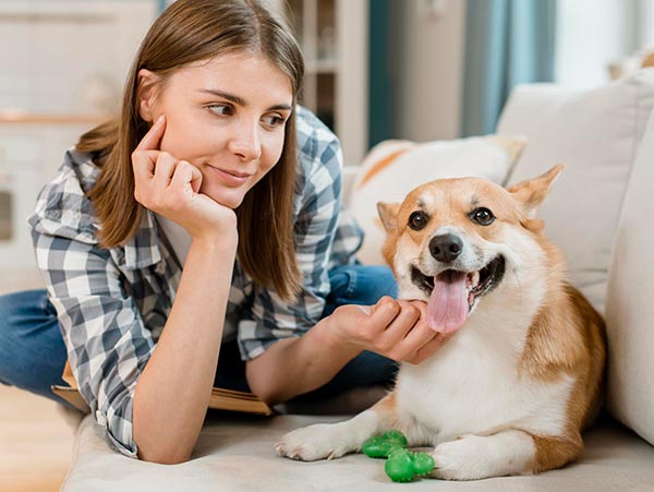 Mujer acariciando a su mascota