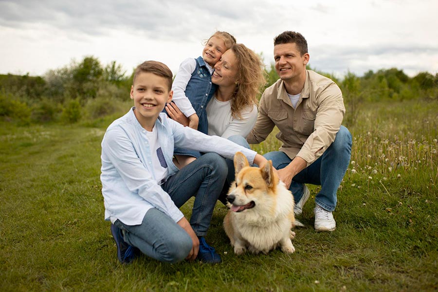 familia y su perro en el campo